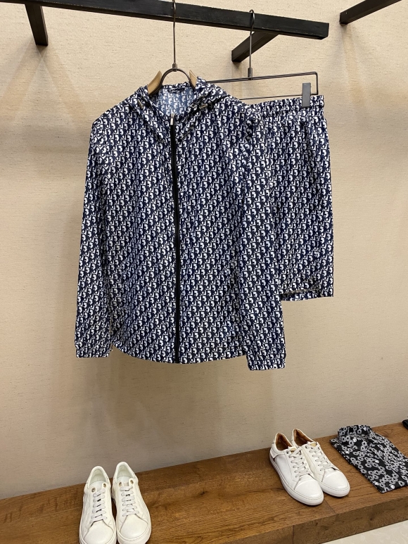 Hoodies & Sweatshirts