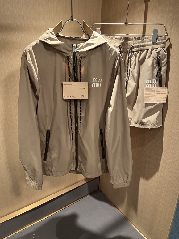 Hoodies & Sweatshirts