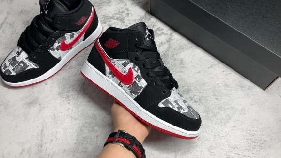 AirJordan1MidSHOES