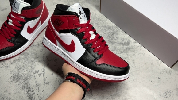 AirJordan1MidSHOES