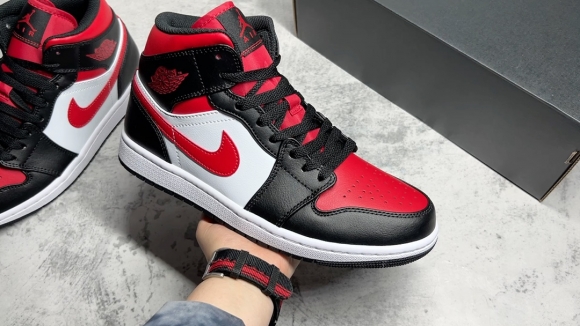 AirJordan1MidSHOES