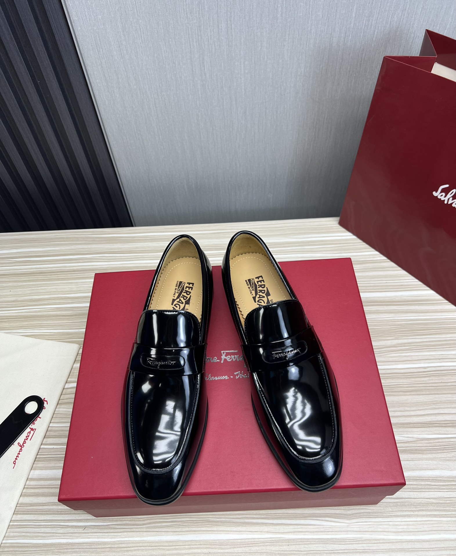 FerragamoSHOES
