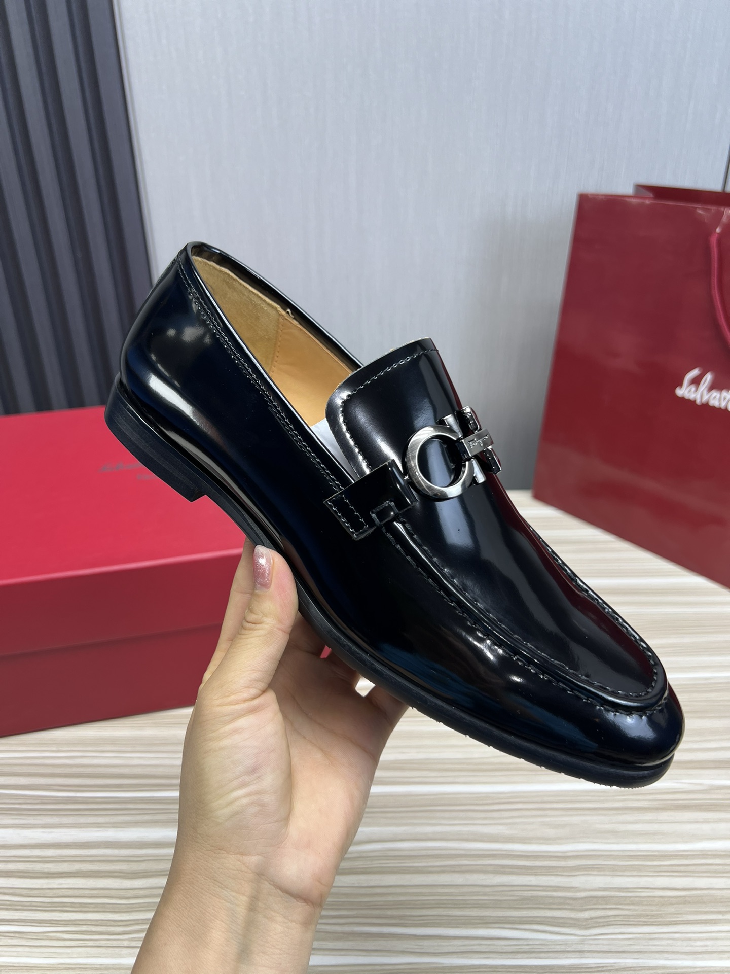 FerragamoSHOES