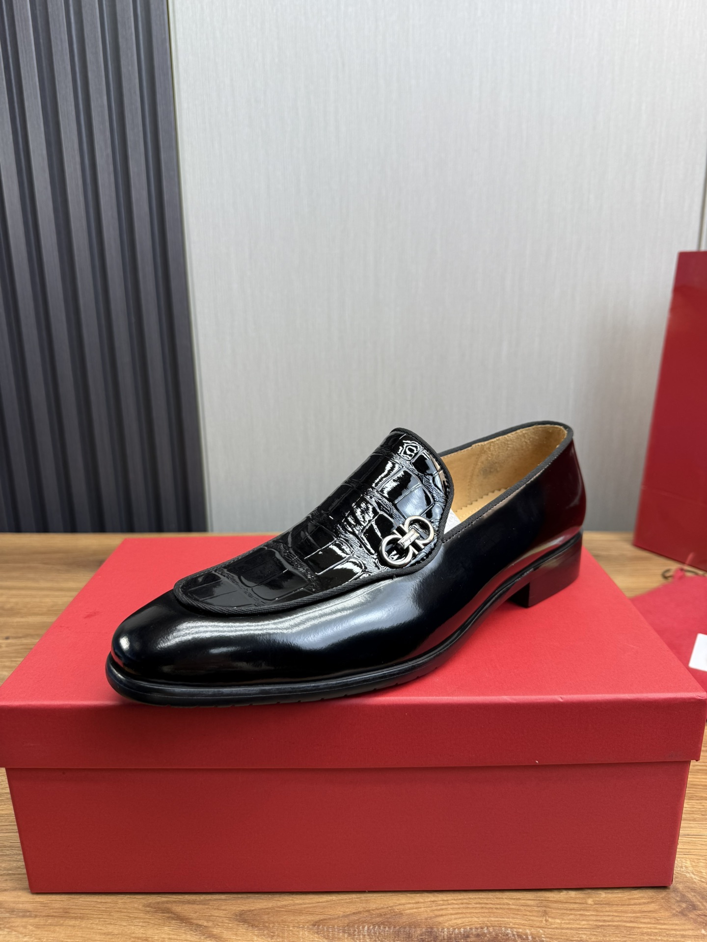 FerragamoSHOES