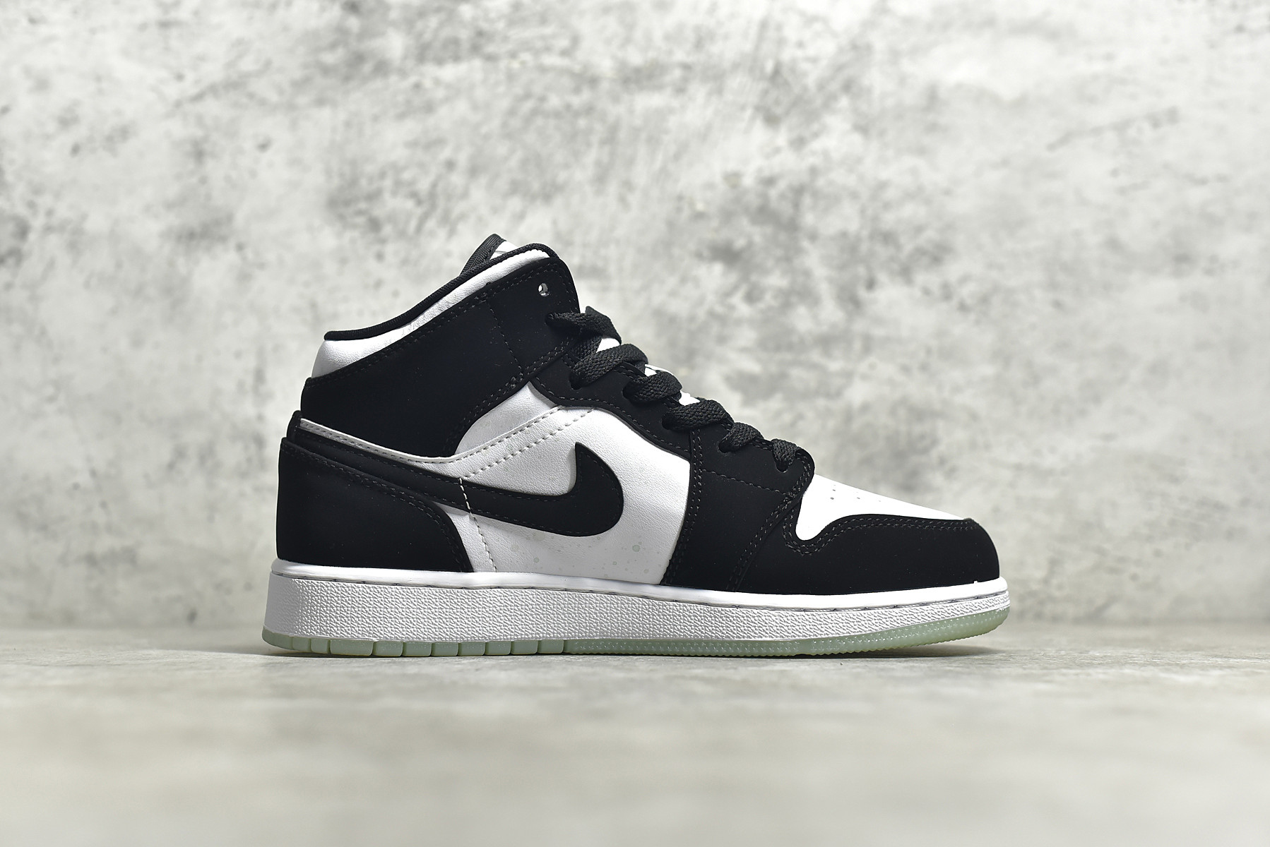 AirJordan1MidSHOES