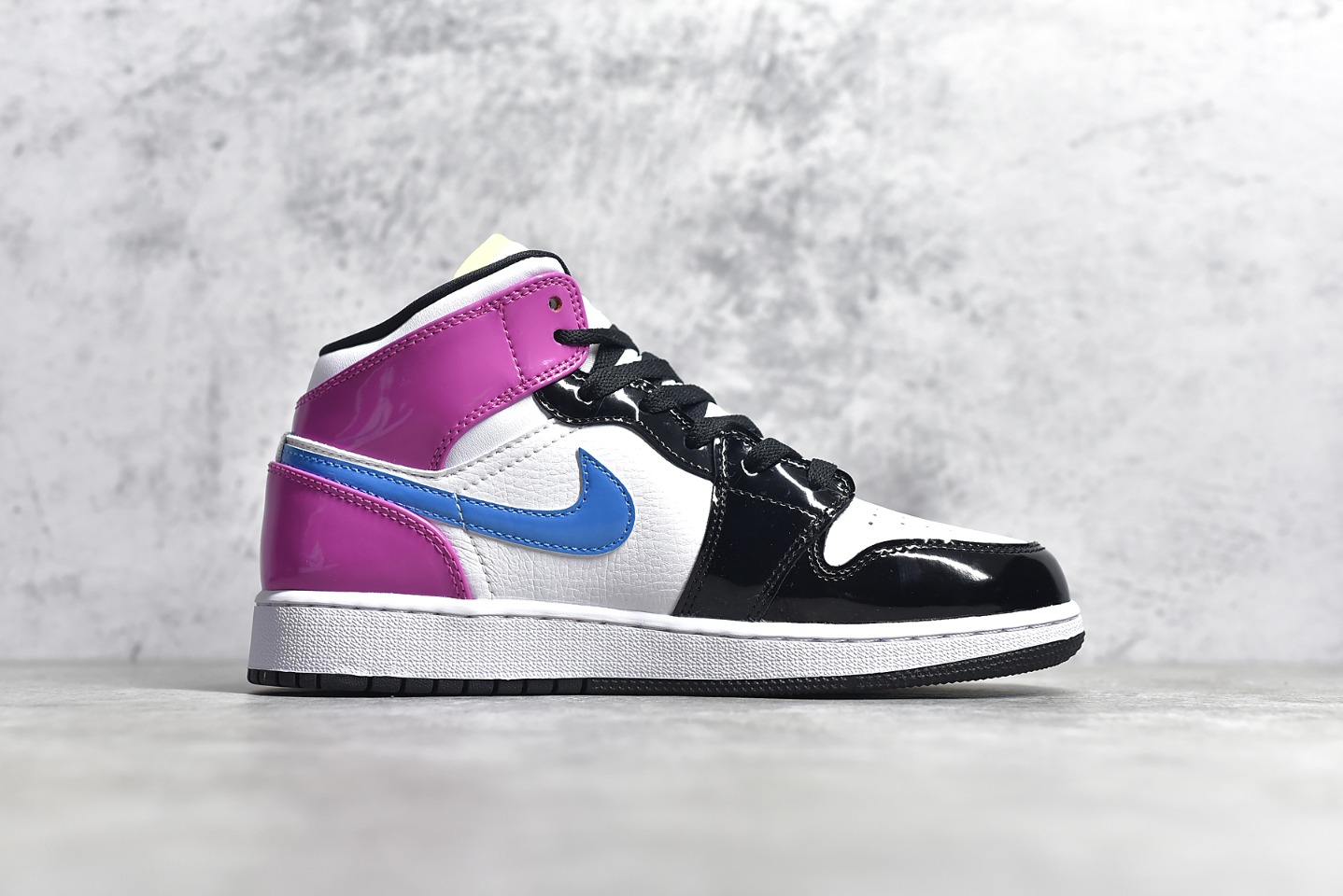 AirJordan1MidSHOES
