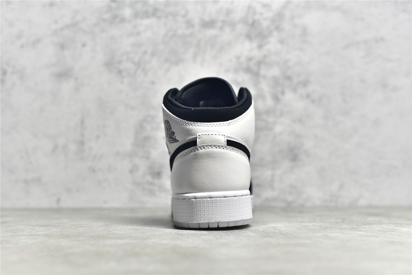 AirJordan1MidSHOES